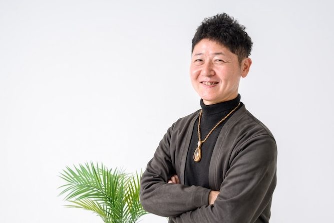 代表保坂の微笑んでいる写真